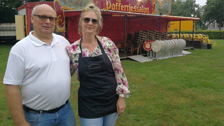 Rachelle en haar man zijn blij weer op de kermis te zijn.