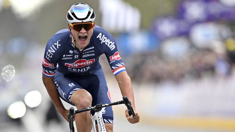 Van der Poel juichend over de finisht tijdens de Ronde van Vlaanderen (Foto: ANP)