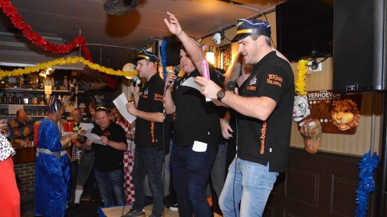 Enige kroeg in dorp dreigt te stoppen, dus willen klanten de bar overnemen