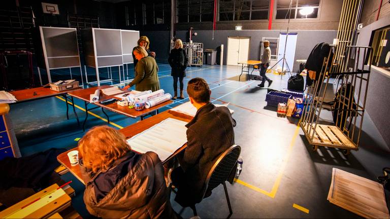 Met verlichting op een aggregaat kon het tellen van de stemmen in Nuenen worden voortgezet (foto: SQ Vision).