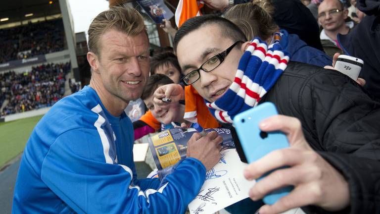 Arthur Numan maakt tijd voor de fans tijdens een benefietwedstrijd (Foto: ANP)