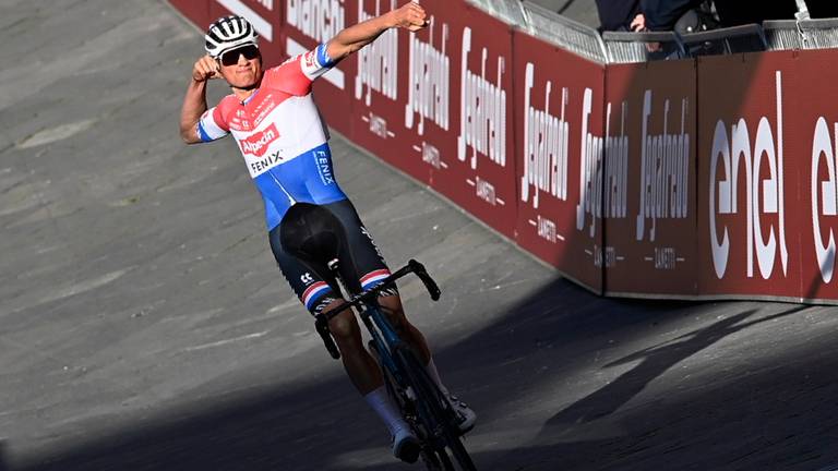 Van der Poel viert de koers die hij perse wilde winnen (Foto: ANP)