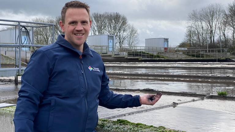 Met een enorme berg Norit haalt waterschap medicijnresten uit rioolwater