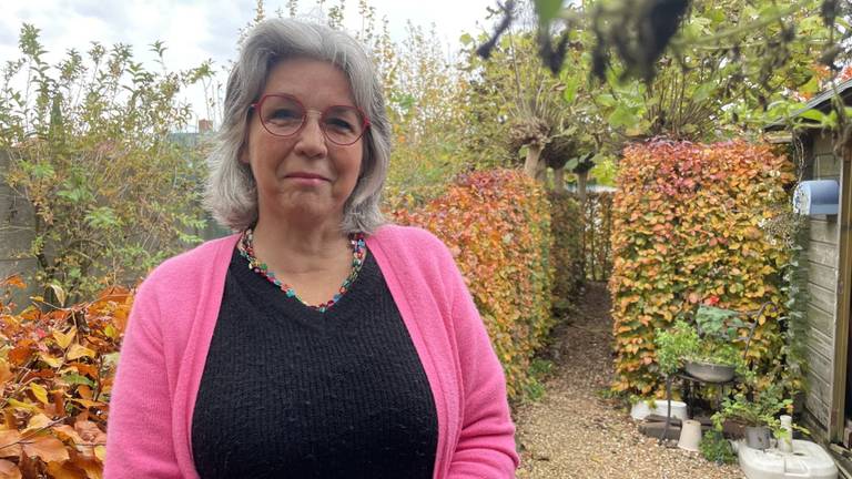 Hanneke wipte 80 tegels uit haar tuin (foto: Jos Verkuijlen).