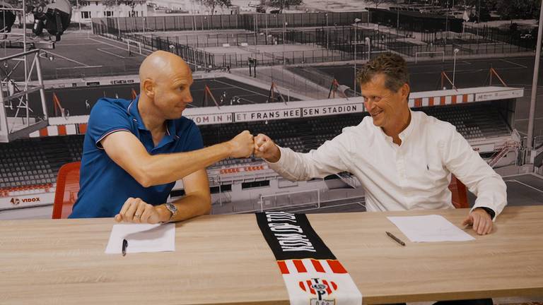 Bob Peeters (links) en Peter Bijvelds feliciteren elkaar coronaproof (foto: Vidox Media).