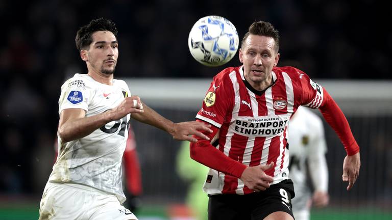 PSV'er Luuk de Jong (rechts) en NAC-speler Leo Greiml (foto: ANP).