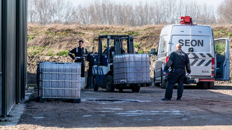 Ontmanteling van het drugslab (foto: Marcel van Dorst/SQ Vision).