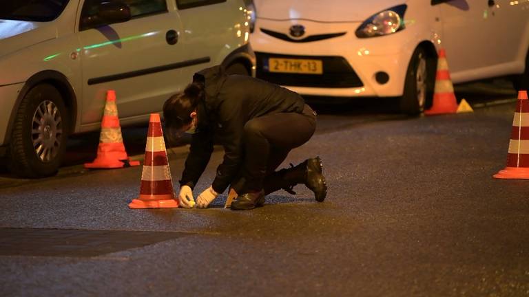 De Korvelseweg in Tilburg kort na de beschieting van de kapperszaak (foto: archief) 