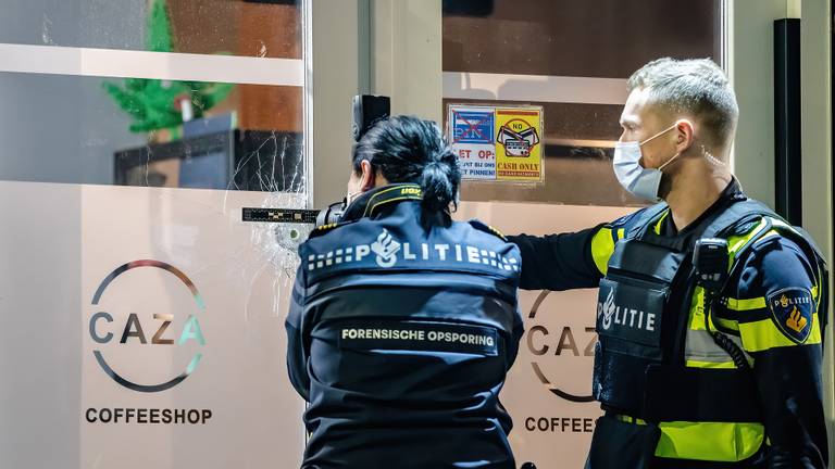 Het kogelgat in het raam van coffeeshop Caza in Tilburg is goed te zien (foto: Jack Brekelmans/SQ Vision).