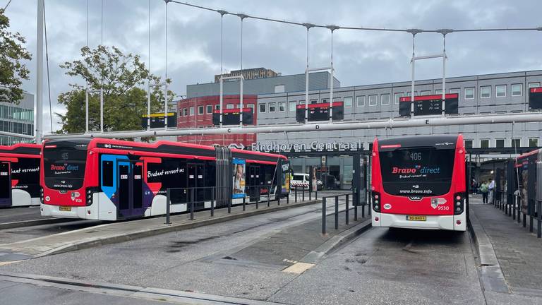 Busje komt zo, met studenten als chauffeur (foto: Hans Janssen).