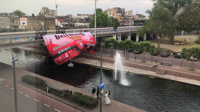 Voor het gemeentehuis hing een supportersvlag van Helmond Sport. (Foto: Alice van der Plas)