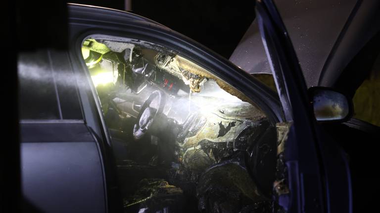 De auto op de N65 brandde van binnen uit (foto: Sander van Gils/SQ Vision).