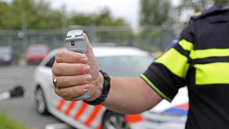 De agent moest pepperspray gebruiken (archieffoto: Karin Kamp).