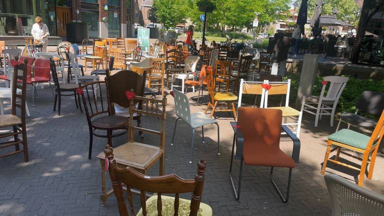 114 lege stoelen voor alle Brabantse verkeersdoden van het afgelopen jaar (foto: Jan Peels).