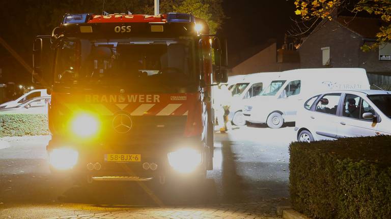 De brandweer werd opgeroepen na de vondst van de jerrycan (foto: Gabor Heeres/SQ Vision).