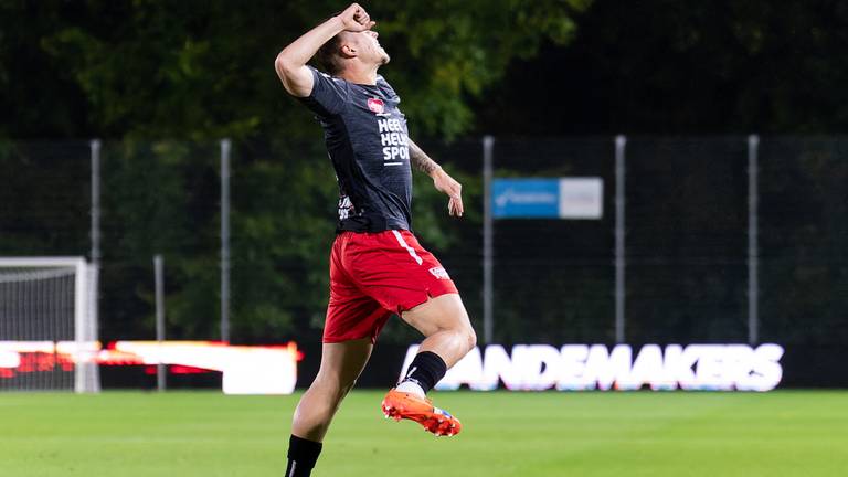 Lennerd Daneels kan zijn geluk niet op na de 0-1 voor Helmond Sport (foto: Orange Pictures).