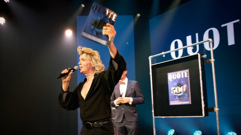 Hans Klok met de 25e editie van de Qoute 500 bij de presentatie van de jubileumeditie (foto: ANP /  Ramon van Flymen).