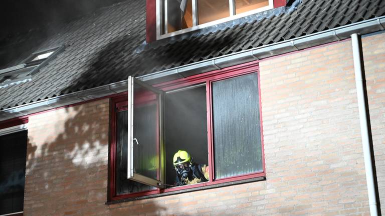 De brandweer bezig met het blussen (foto: Perry Roovers/SQ Vision).