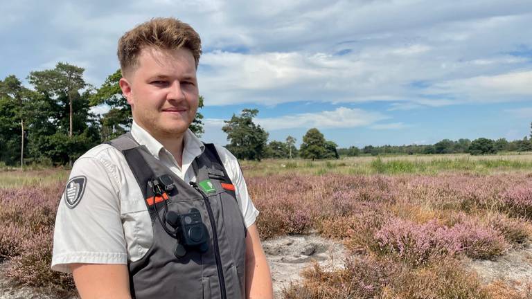 Boswachter Floris Hoefakker draagt sinds deze maand een bodycam (foto: Erik Peeters).