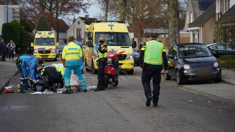 Snorfietser rijdt tegen geparkeerde bestelbus (foto: WdG/SQ Vision).