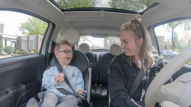 Daniëlle van Gemert op pad met een van de Wegwijsjes