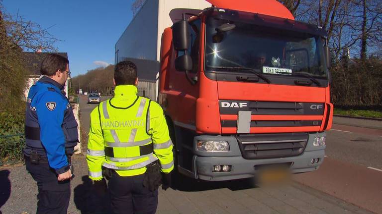 Boa's voeren de vrachtwagencontrole in Bosschenhoofd uit (foto: Omroep Brabant).