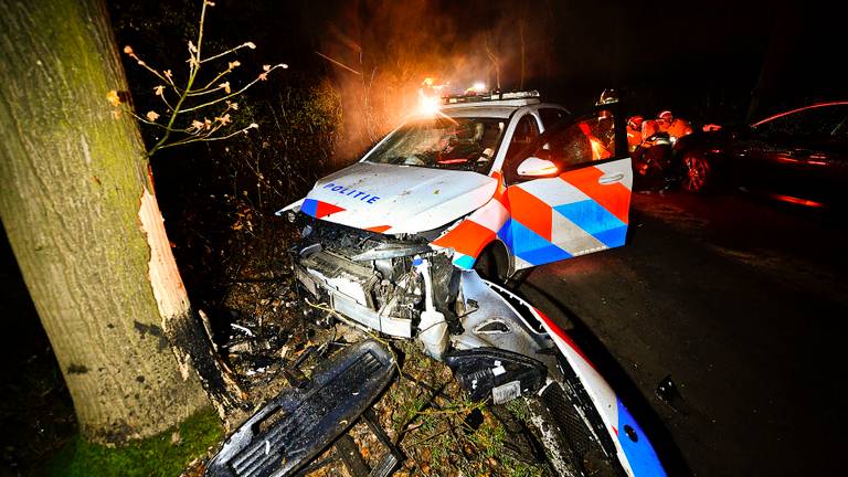 Agenten naar ziekenhuis nadat politieauto tegen boom crasht