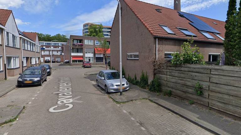 De vrouw liep door de Cavaleriestraat in Tilburg toen ze knock-out werd geslagen (foto: Google Streetview).