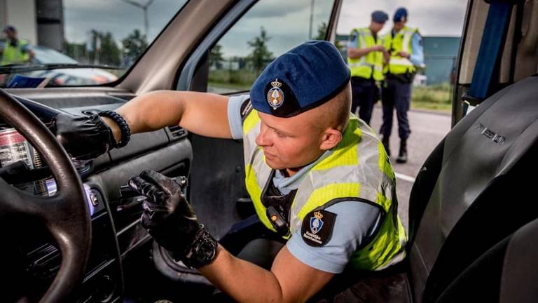 De Koninklijke Marechaussee vond een vuurwapen en munitie (foto: Koninklijke Marechaussee).