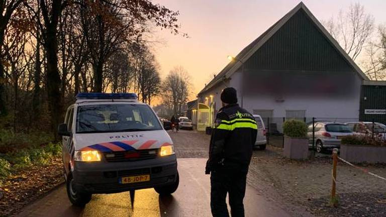 De politie viel begin december een garagebedrijf binnen tijdens het onderzoek naar de groepsverkrachtingen (foto: Bart Meesters/SQ Vision)