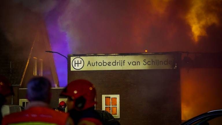 De brandweer kon voorkomen dat de vlammen oversloegen naar een gebouw naast de werkplaats (foto: Dave Hendriks/SQ Vision).