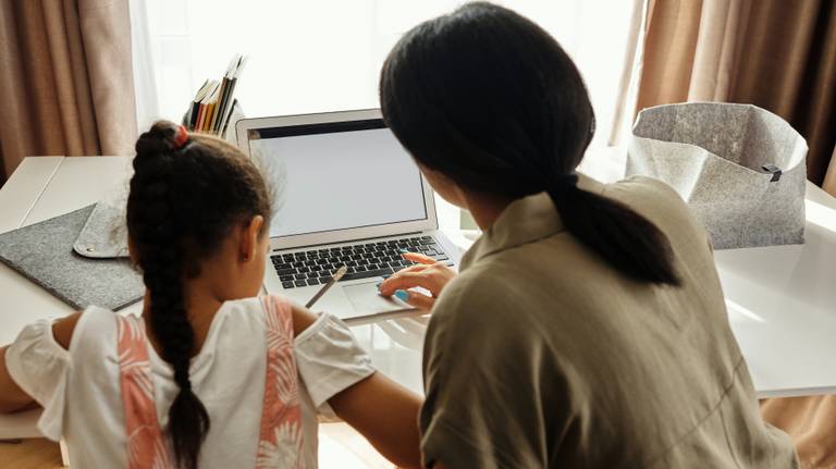 De kinderen krijgen weer thuis les (foto: August de Richelieu via Pexels.com). 