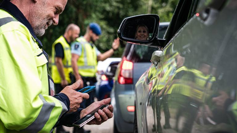 De marechaussee voerde in augustus grenscontroles uit op de A67 bij Bladel (Foto: ANP).