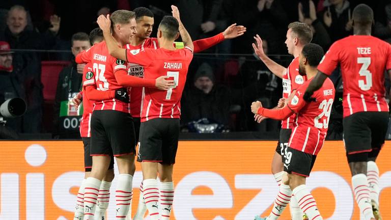 PSV-spelers vieren de 1-0 van Cody Gakpo (Foto: ANP)