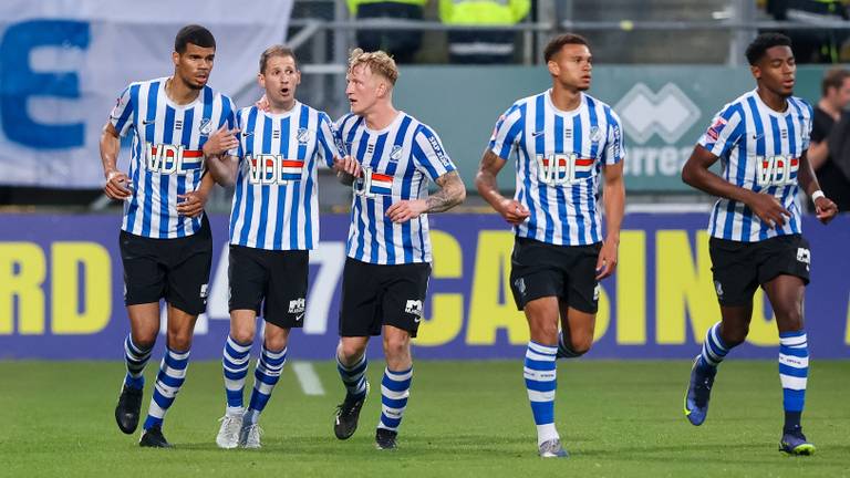 Spelers van FC Eindhoven vieren de aansluitingstreffer in Den Haag (Foto: OrangePictures)