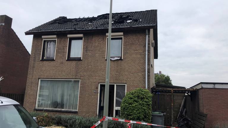 Het huis is onbewoonbaar na de brand. 