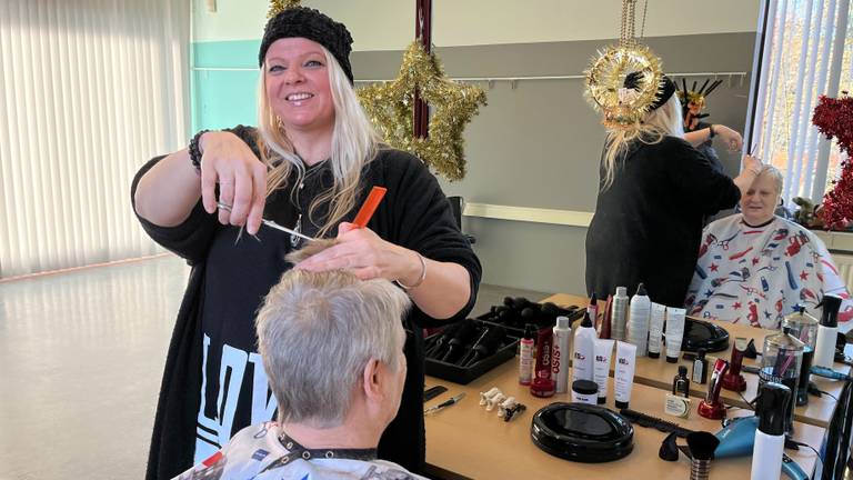 Kapster Pascale heeft het druk met de gratis knipbeurten. (Foto: Rogier van Son).