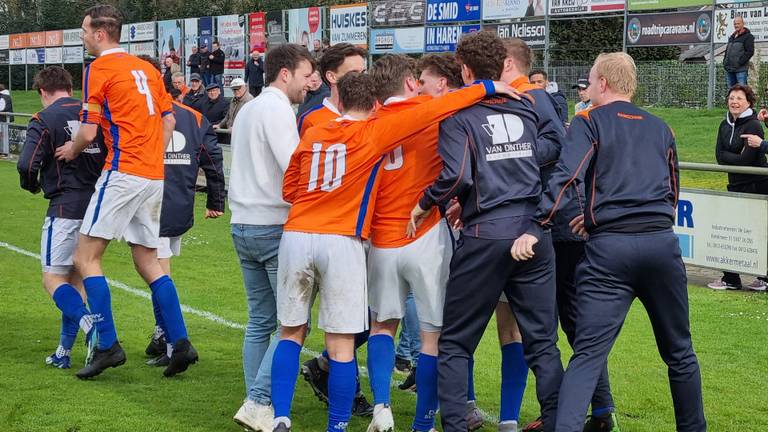 Feest na de winnende goal van DAW Schaijk. (Foto: Leon Voskamp)