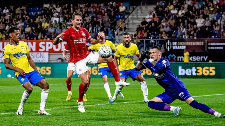 Luuk de Jong probeert voor doelman Etienne Vaessen te komen (Foto: Marcel van Dorst)