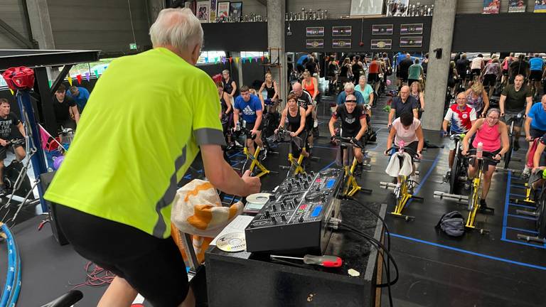 Leo (80) is de oudste spinning-instructeur en viert verjaardag met jonkies