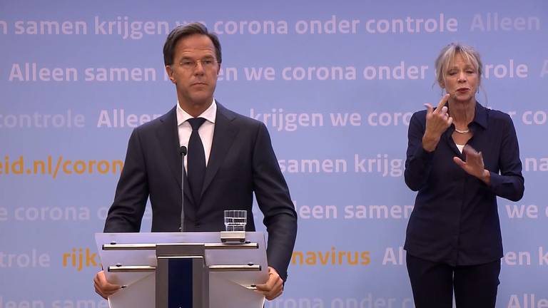 Premier Rutte tijdens de persconferentie vrijdagavond.