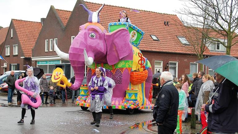 Een van de wagens tijdens de optocht in Olliedonk (Foto: C.V. De Olliedonkers)