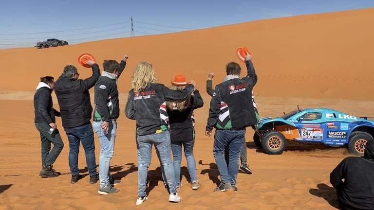 Fans juichen de Dakar-deelnemer toe met oranje hoedjes 