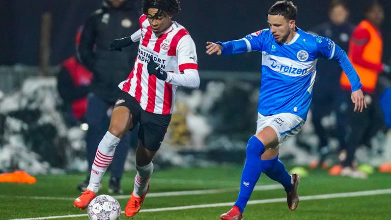 Livano Comenencia van Jong PSV omspeelt Tomas Kalinauskas (FC Den Bosch)- Foto: Orange Pictures