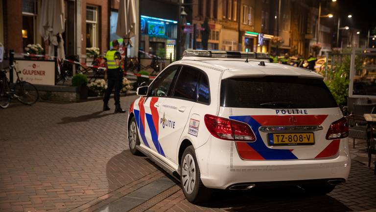 Rond kwart voor twee vrijdagnacht werd de politie gewaarschuwd vanwege de steekpartij in Roosendaal (foto: Christian Traets/SQ Vision).