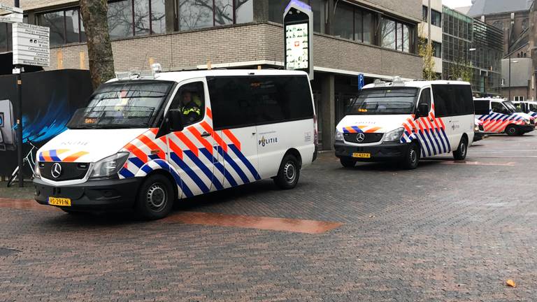 De politie bij het Stadhuisplein in Eindhoven (foto: Omroep Brabant). 