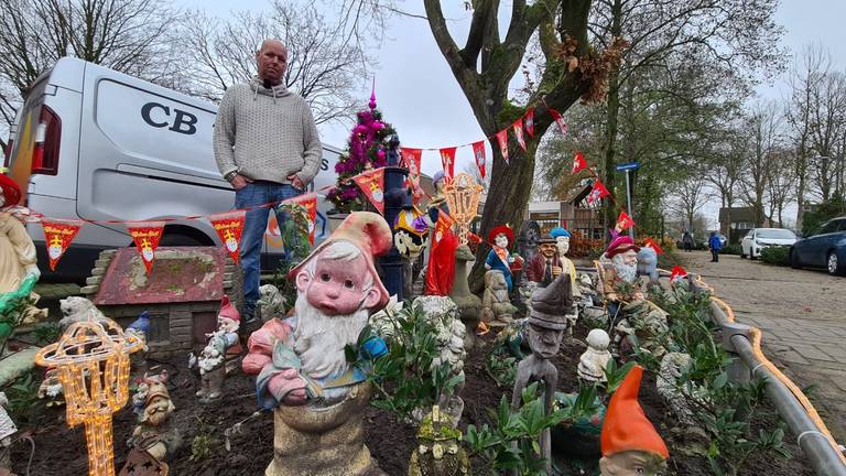 Bob Beunk bij zijn kabouterparadijs (foto: Noël van Hooft).