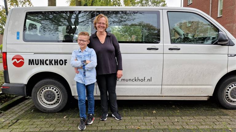 Senn en zijn moeder Nancy bij een taxibusje van Munckhof (eigen foto).