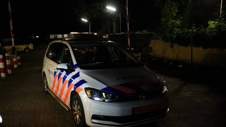 De politie bij de camping (foto: Christian Traets/SQ Vision).