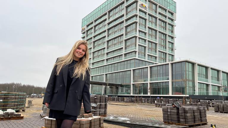 Hotelmanager Daimy van der Valk voor het nieuwe hotel Eindhoven-Best (foto: Rogier van Son).